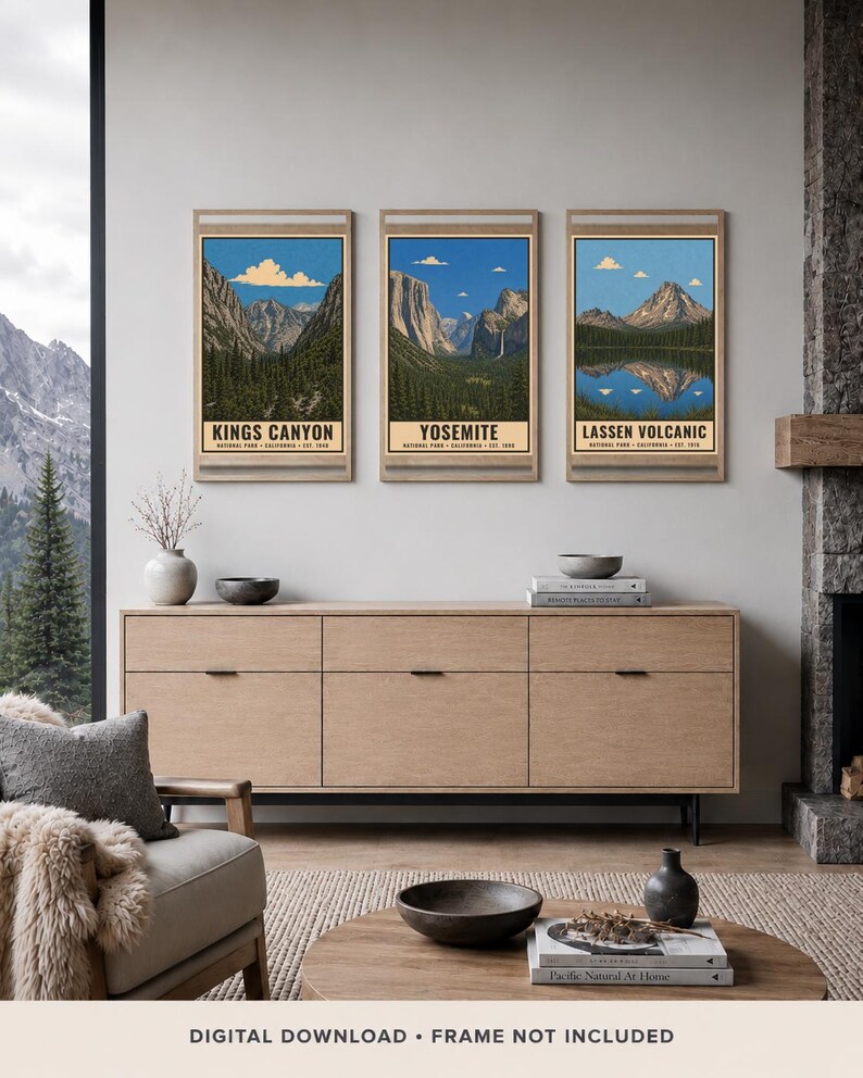 Pu&ograve; includere: Un set di tre stampe artistiche verticali da parete con illustrazioni dei parchi nazionali di Kings Canyon, Yosemite e Lassen Volcanic. Ogni stampa mostra un paesaggio montano con cielo blu, foreste verdi e il nome del parco.