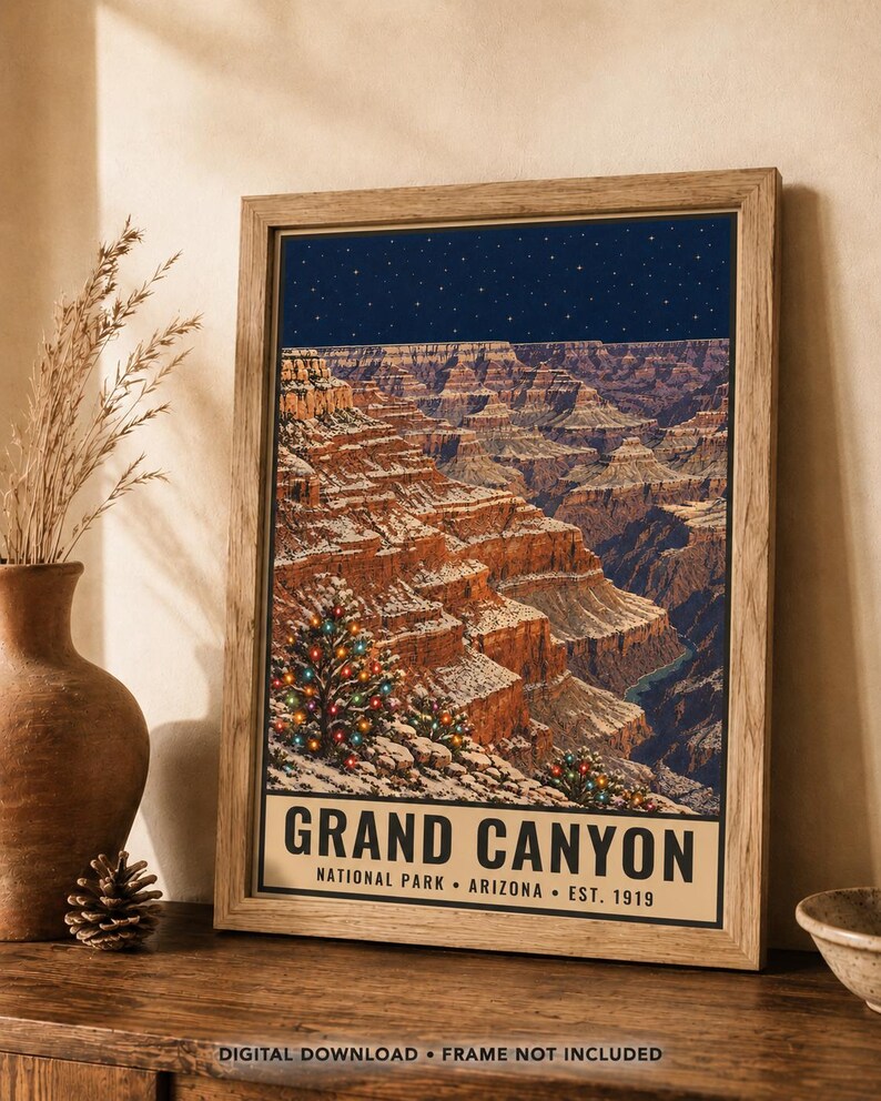Puede incluir: Un p&oacute;ster enmarcado con una ilustraci&oacute;n nocturna del Gran Ca&ntilde;&oacute;n con formaciones rocosas cubiertas de nieve y un pino decorado con luces de colores. El texto dice GRAND CANYON NATIONAL PARK ARIZONA EST. 1919.
