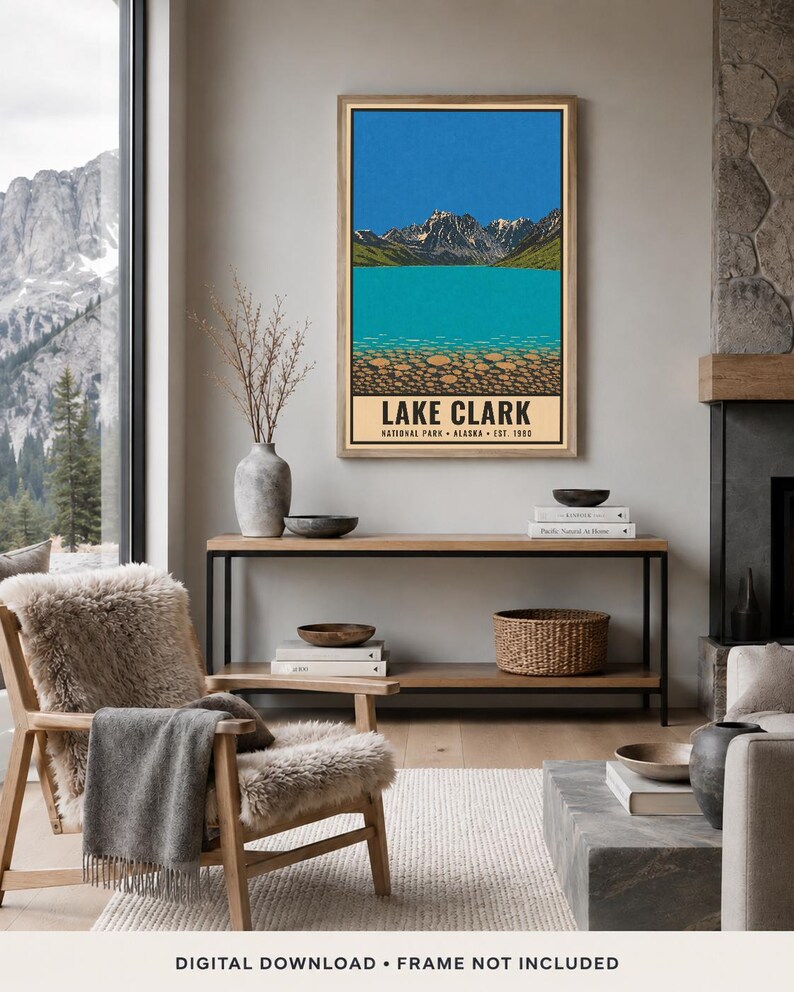Pode incluir: Uma impress&atilde;o de arte de parede retangular vertical com uma paisagem estilizada do Parque Nacional Lake Clark no Alasca. A ilustra&ccedil;&atilde;o mostra montanhas cobertas de neve, um c&eacute;u azul brilhante, um lago turquesa e o texto LAKE CLARK.