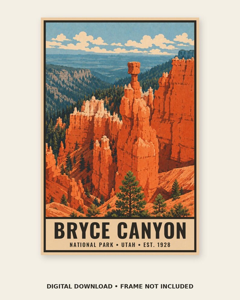 Op de afbeelding: Een verticale reisposter van Bryce Canyon National Park met oranje rotsformaties, groene dennenbomen en een blauwe lucht met wolken. Onderaan staat de tekst BRYCE CANYON NATIONAL PARK UTAH EST. 1928 in een zwart schreefloos lettertype.