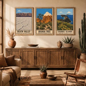 Puede incluir: Tres l&aacute;minas rectangulares de arte mural con ilustraciones de los parques nacionales Death Valley, Joshua Tree y Channel Islands. Cada l&aacute;mina incluye el nombre del parque, la ubicaci&oacute;n y el a&ntilde;o de fundaci&oacute;n en texto negro.