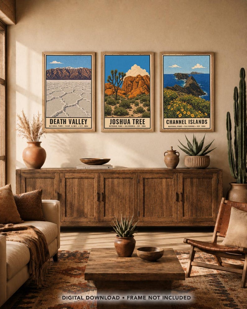 Puede incluir: Tres l&aacute;minas rectangulares de arte mural con ilustraciones de los parques nacionales Death Valley, Joshua Tree y Channel Islands. Cada l&aacute;mina incluye el nombre del parque, la ubicaci&oacute;n y el a&ntilde;o de fundaci&oacute;n en texto negro.