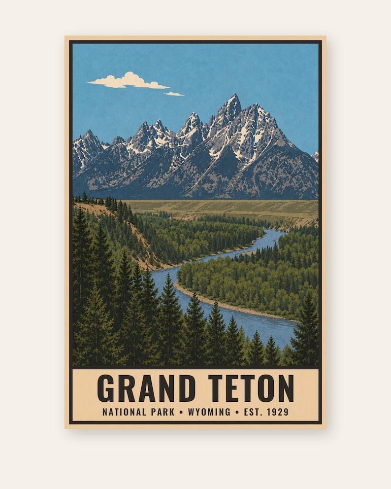 K&ouml;nnte beinhalten: Ein vertikales Poster mit einer Landschaftsillustration des Grand-Teton-Gebirges mit schneebedeckten Gipfeln unter blauem Himmel. Ein gewundener Fluss flie&szlig;t durch einen dichten gr&uuml;nen Kiefernwald. Der Text lautet GRAND TETON NATIONAL PARK WYOMING EST. 1929.