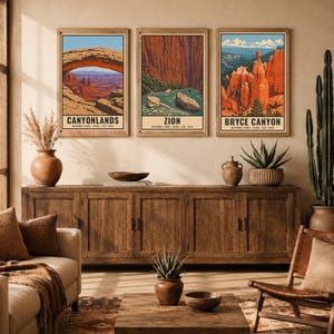 Op de afbeelding: Drie ingelijste wandkunstprints met illustraties van de nationale parken Canyonlands, Zion en Bryce Canyon. Elke print toont de parknaam, locatie en het oprichtingsjaar. De tekst luidt: DIGITAL DOWNLOAD &bull; FRAME NOT INCLUDED.