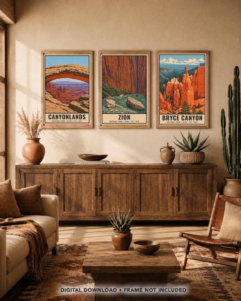 Op de afbeelding: Drie ingelijste wandkunstprints met illustraties van de nationale parken Canyonlands, Zion en Bryce Canyon. Elke print toont de parknaam, locatie en het oprichtingsjaar. De tekst luidt: DIGITAL DOWNLOAD &bull; FRAME NOT INCLUDED.
