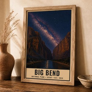Puede incluir: Un p&oacute;ster vertical enmarcado que muestra un paisaje nocturno del Parque Nacional Big Bend en Texas. La imagen muestra un r&iacute;o que fluye entre paredes de ca&ntilde;&oacute;n oscuras bajo un cielo estrellado con la V&iacute;a L&aacute;ctea. Texto: BIG BEND NATIONAL PARK &bull; TEXAS &bull; EST. 1944.