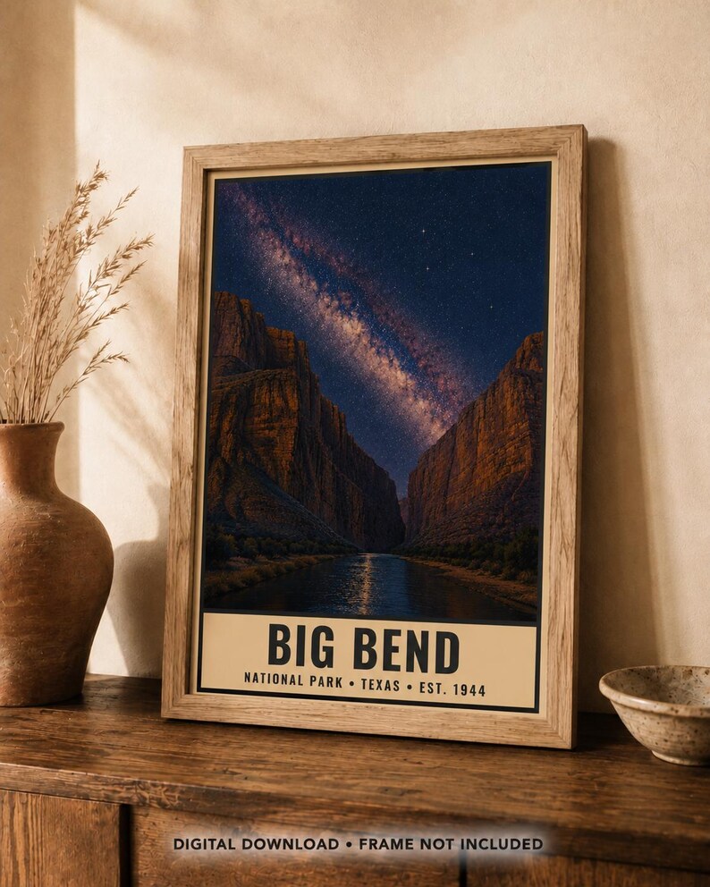 Puede incluir: Un p&oacute;ster vertical enmarcado que muestra un paisaje nocturno del Parque Nacional Big Bend en Texas. La imagen muestra un r&iacute;o que fluye entre paredes de ca&ntilde;&oacute;n oscuras bajo un cielo estrellado con la V&iacute;a L&aacute;ctea. Texto: BIG BEND NATIONAL PARK &bull; TEXAS &bull; EST. 1944.