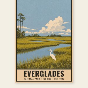 K&ouml;nnte beinhalten: Ein vertikales Poster mit einer Everglades-Landschaft, einem wei&szlig;en Reiher im hohen gr&uuml;nen Gras und einem gewundenen blauen Wasserlauf. Der Himmel ist hellblau mit wei&szlig;en Wolken. Der Text lautet: EVERGLADES NATIONAL PARK FLORIDA EST. 1947.