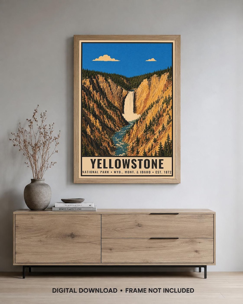 Peut inclure: Une affiche murale verticale repr&eacute;sentant une illustration de paysage avec une cascade s'&eacute;coulant dans un canyon bord&eacute; de pins, un ciel bleu et deux nuages. Le texte indique YELLOWSTONE NATIONAL PARK WYO., MONT. & IDAHO EST. 1872.