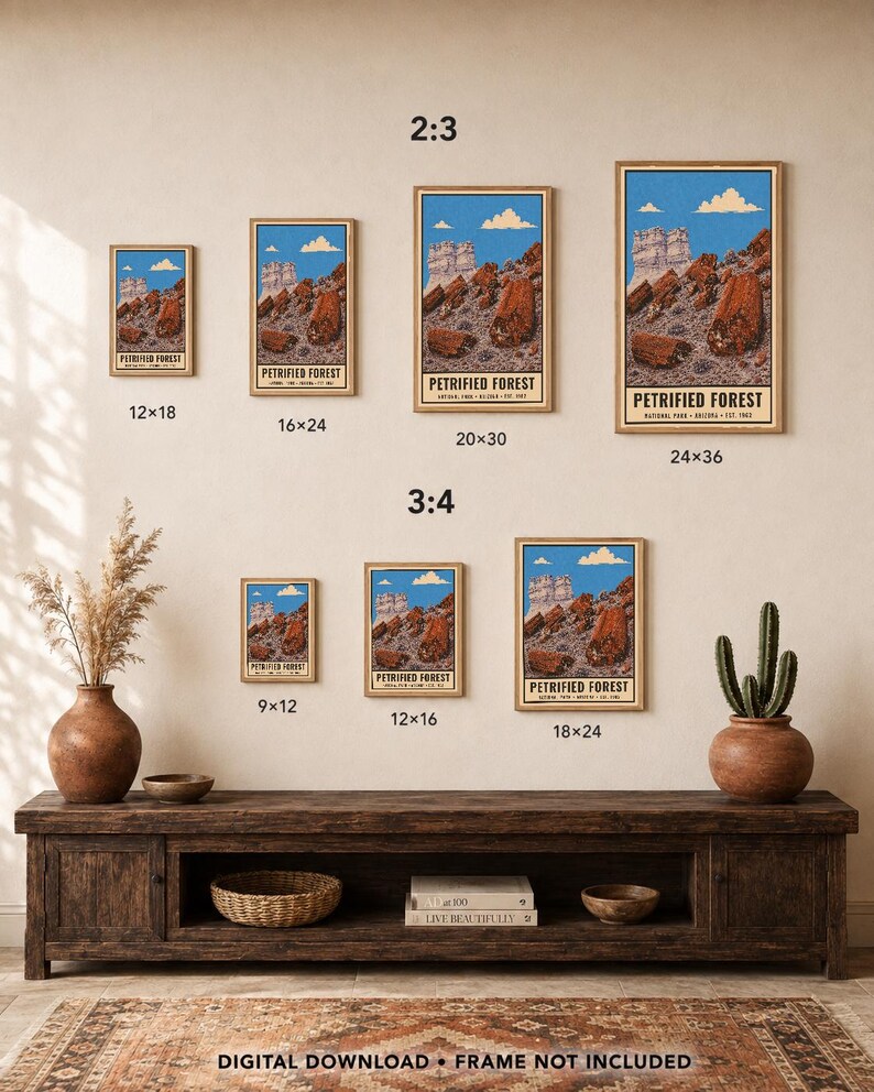 Peut inclure: Une collection de sept affiches murales encadr&eacute;es repr&eacute;sentant le parc national de la for&ecirc;t p&eacute;trifi&eacute;e en Arizona. Les posters montrent un ciel bleu, des nuages blancs et des formations rocheuses rouges. Les tailles indiqu&eacute;es en pouces sont 12x18, 16x24, 20x30, 24x36, 9x12, 12x16 et 18x24. Texte : DIGITAL DOWNLOAD &bull; FRAME NOT INCLUDED.