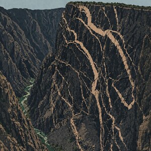Op de afbeelding: Een diep canyonlandschap met donkere, grillige rotswanden die zijn gemarkeerd door opvallende, lichtgekleurde verticale en diagonale minerale aders. Een smalle, kronkelende rivier met groen water stroomt door de basis van de steile kloof.