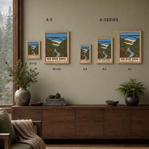Pode incluir: Uma cole&ccedil;&atilde;o de cinco impress&otilde;es art&iacute;sticas emolduradas retratando a ponte New River Gorge sobre um rio e uma paisagem florestal. As impress&otilde;es est&atilde;o rotuladas com os tamanhos 8x10, 16x20, A4, A3 e A2. O texto diz New River Gorge National Park.