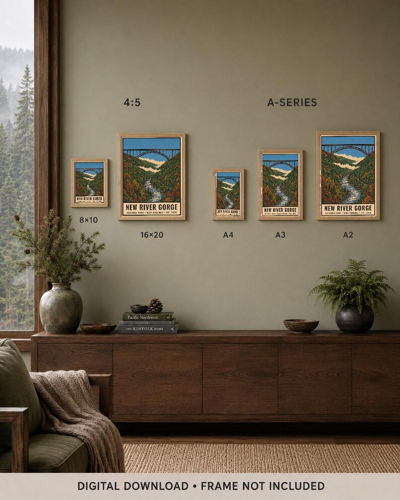 Pode incluir: Uma cole&ccedil;&atilde;o de cinco impress&otilde;es art&iacute;sticas emolduradas retratando a ponte New River Gorge sobre um rio e uma paisagem florestal. As impress&otilde;es est&atilde;o rotuladas com os tamanhos 8x10, 16x20, A4, A3 e A2. O texto diz New River Gorge National Park.