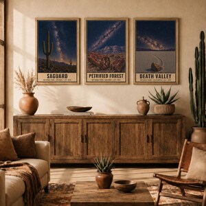 Puede incluir: Tres l&aacute;minas de arte mural rectangulares verticales con paisajes nocturnos de los parques nacionales Saguaro, Petrified Forest y Death Valley. Cada impresi&oacute;n muestra una galaxia estrellada sobre terreno des&eacute;rtico con etiquetas.