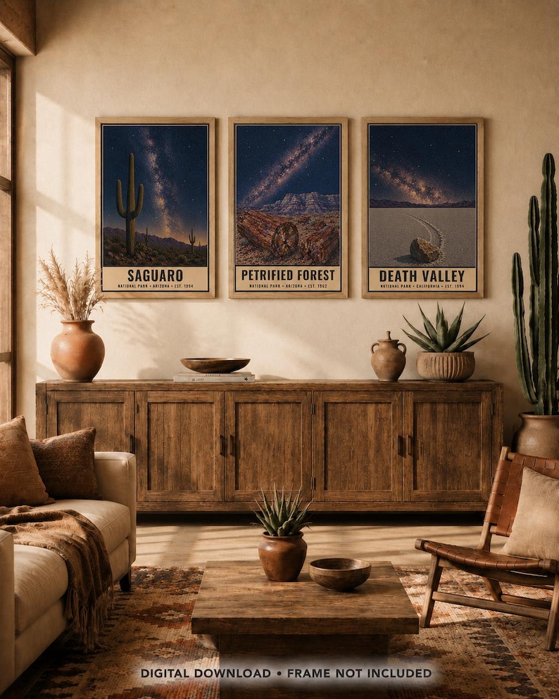Puede incluir: Tres l&aacute;minas de arte mural rectangulares verticales con paisajes nocturnos de los parques nacionales Saguaro, Petrified Forest y Death Valley. Cada impresi&oacute;n muestra una galaxia estrellada sobre terreno des&eacute;rtico con etiquetas.
