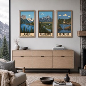 Pode incluir: Tr&ecirc;s impress&otilde;es art&iacute;sticas verticais emolduradas representando os parques nacionais Glacier, Grand Teton e Isle Royale. Cada impress&atilde;o apresenta uma ilustra&ccedil;&atilde;o de paisagem com c&eacute;us azuis, montanhas, florestas e &aacute;gua, com o nome do parque abaixo.