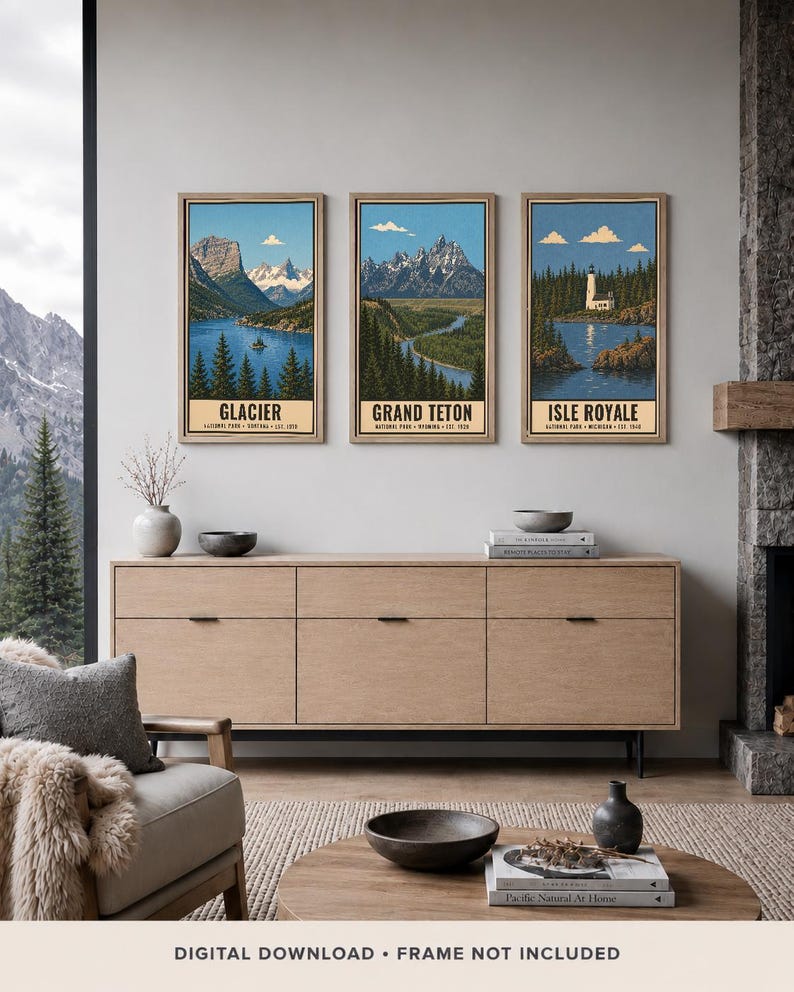 Pode incluir: Tr&ecirc;s impress&otilde;es art&iacute;sticas verticais emolduradas representando os parques nacionais Glacier, Grand Teton e Isle Royale. Cada impress&atilde;o apresenta uma ilustra&ccedil;&atilde;o de paisagem com c&eacute;us azuis, montanhas, florestas e &aacute;gua, com o nome do parque abaixo.