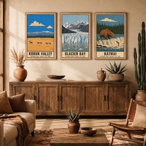 Pu&ograve; includere: Tre stampe artistiche verticali da parete con illustrazioni dei parchi nazionali dell'Alaska. La stampa a sinistra mostra la Kobuk Valley con carib&ugrave;, quella centrale raffigura Glacier Bay con montagne e quella a destra mostra Katmai con un orso.