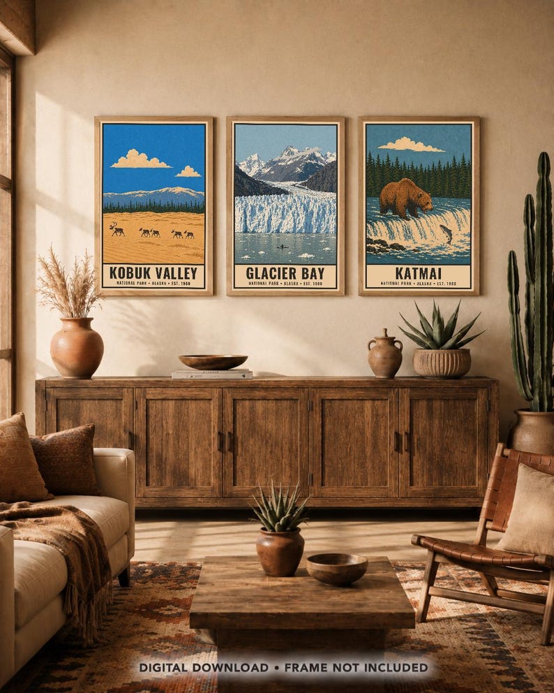 Pu&ograve; includere: Tre stampe artistiche verticali da parete con illustrazioni dei parchi nazionali dell'Alaska. La stampa a sinistra mostra la Kobuk Valley con carib&ugrave;, quella centrale raffigura Glacier Bay con montagne e quella a destra mostra Katmai con un orso.