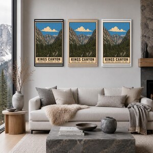 Pu&ograve; includere: Tre stampe artistiche verticali da parete con un'illustrazione paesaggistica del Kings Canyon National Park, California, con montagne, pini e un cielo blu con nuvole. Il testo recita KINGS CANYON NATIONAL PARK CALIFORNIA EST. 1940.