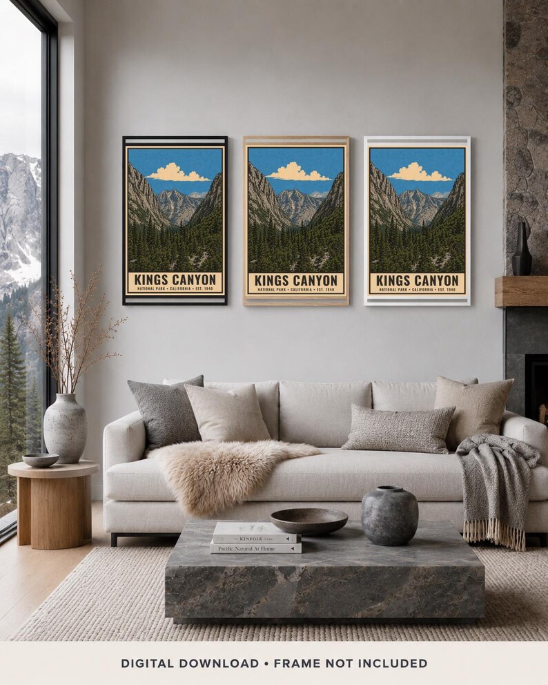 Pu&ograve; includere: Tre stampe artistiche verticali da parete con un'illustrazione paesaggistica del Kings Canyon National Park, California, con montagne, pini e un cielo blu con nuvole. Il testo recita KINGS CANYON NATIONAL PARK CALIFORNIA EST. 1940.