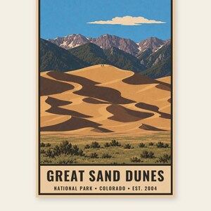 K&ouml;nnte beinhalten: Ein vertikales Poster mit einer Landschaftsillustration des Great Sand Dunes Nationalparks in Colorado. Die Szene zeigt goldene Sandd&uuml;nen, gr&uuml;ne Str&auml;ucher und dunkle Berge unter einem blauen Himmel. Der Text lautet: GREAT SAND DUNES NATIONAL PARK &bull; COLORADO &bull; EST. 2004.