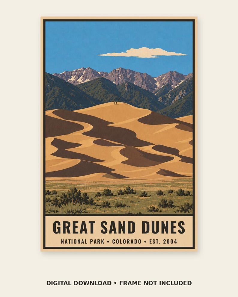 K&ouml;nnte beinhalten: Ein vertikales Poster mit einer Landschaftsillustration des Great Sand Dunes Nationalparks in Colorado. Die Szene zeigt goldene Sandd&uuml;nen, gr&uuml;ne Str&auml;ucher und dunkle Berge unter einem blauen Himmel. Der Text lautet: GREAT SAND DUNES NATIONAL PARK &bull; COLORADO &bull; EST. 2004.