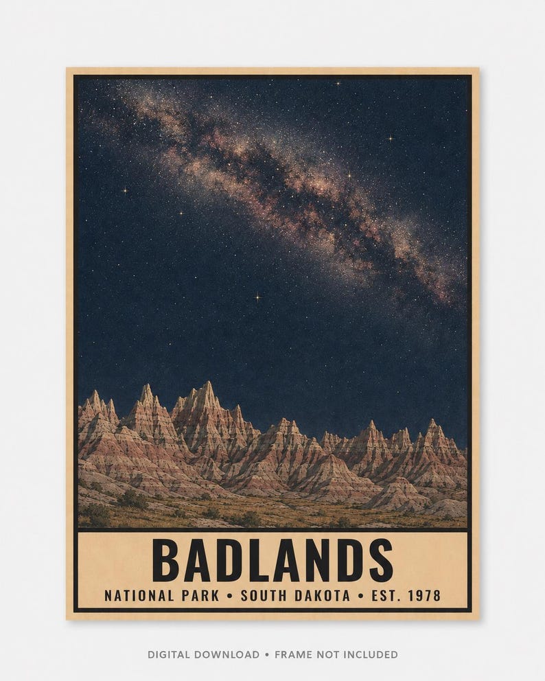 K&ouml;nnte beinhalten: Ein rechteckiges Poster mit einem sternenklaren Nachthimmel und der Milchstra&szlig;e &uuml;ber den geschichteten Felsformationen des Badlands-Nationalparks. Der untere Bereich enth&auml;lt den Text BADLANDS NATIONAL PARK SOUTH DAKOTA EST. 1978.