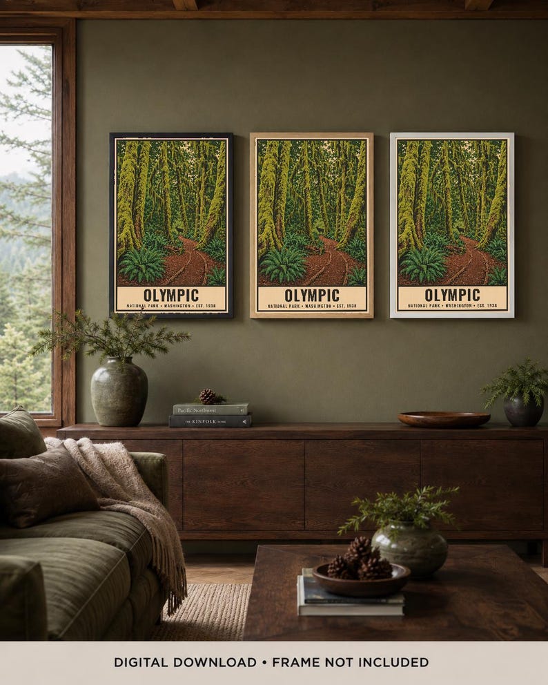Może przedstawiać: Trzy pionowe wydruki ścienne przedstawiające leśną scenerię z omszałymi drzewami i polną ścieżką, z napisem OLYMPIC NATIONAL PARK WASHINGTON EST. 1938. Wydruki są prezentowane w czarnych, jasnych drewnianych i białych ramach na oliwkowej ścianie.