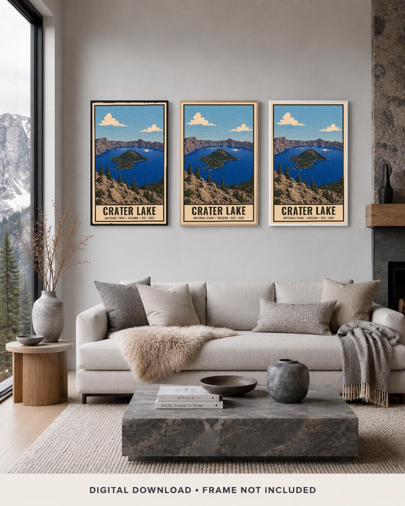 Może przedstawiać: Trzy pionowe wydruki ścienne przedstawiające ilustrację krajobrazu Parku Narodowego Crater Lake w Oregonie. Każdy wydruk ukazuje głębokie niebieskie jezioro, skaliste klify, wiecznie zielone drzewa oraz jasnoniebieskie niebo z chmurami, z napisem Crater Lake.
