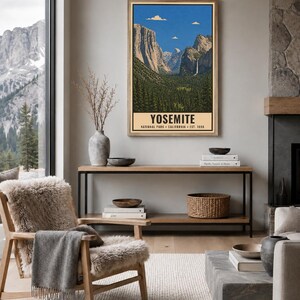 Może przedstawiać: Pionowy wydruk ścienny przedstawiający ilustrację krajobrazu Parku Narodowego Yosemite z granitowymi klifami, wodospadem i gęstymi lasami sosnowymi pod błękitnym niebem. Tekst głosi YOSEMITE NATIONAL PARK CALIFORNIA EST. 1890.