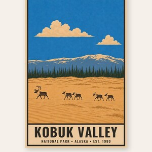 Pu&ograve; includere: Un poster rettangolare con un'illustrazione paesaggistica del Parco Nazionale della Kobuk Valley in Alaska. La scena raffigura un campo di dune di sabbia color sabbia con cinque carib&ugrave;, una foresta verde scuro, montagne innevate e un cielo blu.