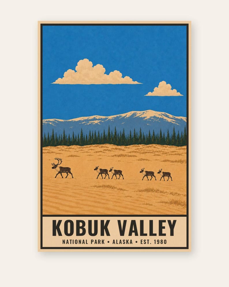 Pu&ograve; includere: Un poster rettangolare con un'illustrazione paesaggistica del Parco Nazionale della Kobuk Valley in Alaska. La scena raffigura un campo di dune di sabbia color sabbia con cinque carib&ugrave;, una foresta verde scuro, montagne innevate e un cielo blu.