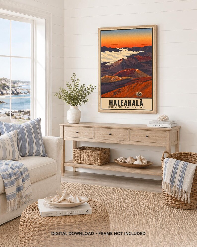 Pode incluir: Uma impress&atilde;o de arte de parede retangular com uma ilustra&ccedil;&atilde;o de paisagem vibrante do Parque Nacional de Haleakalā, no Hava&iacute;. A obra exibe uma cratera vulc&acirc;nica ao p&ocirc;r do sol com tons de laranja, vermelho e roxo, e o texto HALEAKALĀ NATIONAL PARK HAWAI'I EST. 1916.