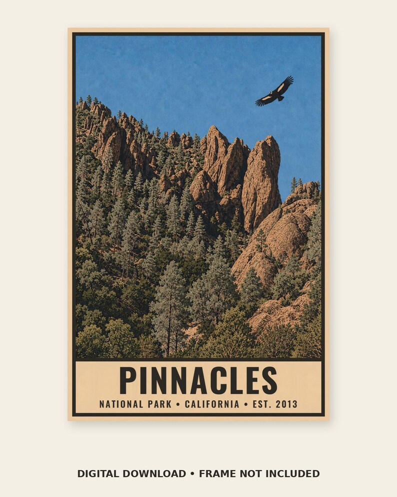 Op de afbeelding: Een verticale poster met een landschap van Pinnacles National Park met grillige bruine rotsformaties, groene dennenbomen en een vogel die in een blauwe lucht vliegt. De tekst onderaan luidt PINNACLES NATIONAL PARK CALIFORNIA EST. 2013.