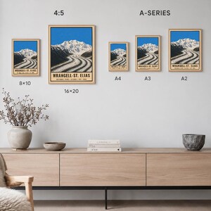 K&ouml;nnte beinhalten: Ein Set aus f&uuml;nf gerahmten Postern des Wrangell-St. Elias Nationalparks in Alaska, die ein schneebedecktes Gebirge und einen Gletscher zeigen. Die Poster sind mit den Gr&ouml;&szlig;en 8x10, 16x20, A4, A3 und A2 beschriftet. Text: Digital download, frame not included.