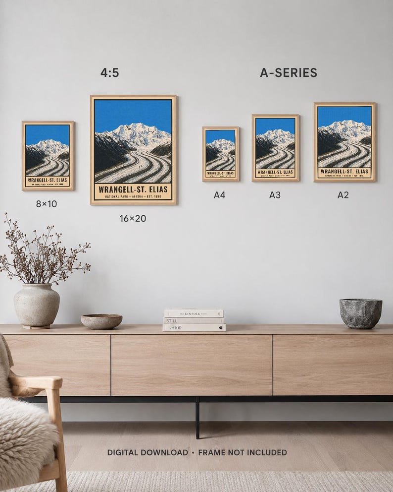 K&ouml;nnte beinhalten: Ein Set aus f&uuml;nf gerahmten Postern des Wrangell-St. Elias Nationalparks in Alaska, die ein schneebedecktes Gebirge und einen Gletscher zeigen. Die Poster sind mit den Gr&ouml;&szlig;en 8x10, 16x20, A4, A3 und A2 beschriftet. Text: Digital download, frame not included.