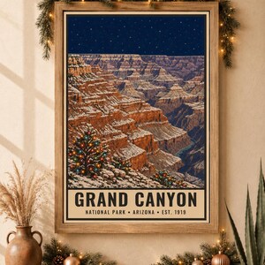 Puede incluir: Un p&oacute;ster vertical enmarcado del Gran Ca&ntilde;&oacute;n de noche bajo un cielo estrellado. Las paredes del ca&ntilde;&oacute;n est&aacute;n cubiertas de nieve y un pino en primer plano est&aacute; decorado con luces navide&ntilde;as de colores. El texto dice GRAND CANYON NATIONAL PARK ARIZONA EST. 1919.