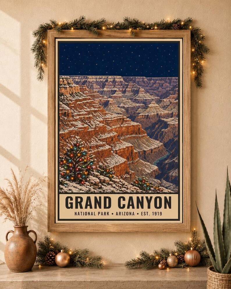 Puede incluir: Un p&oacute;ster vertical enmarcado del Gran Ca&ntilde;&oacute;n de noche bajo un cielo estrellado. Las paredes del ca&ntilde;&oacute;n est&aacute;n cubiertas de nieve y un pino en primer plano est&aacute; decorado con luces navide&ntilde;as de colores. El texto dice GRAND CANYON NATIONAL PARK ARIZONA EST. 1919.