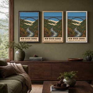 Pode incluir: Tr&ecirc;s impress&otilde;es de arte de parede verticais com uma ilustra&ccedil;&atilde;o estilizada da ponte New River Gorge sobre um vale fluvial com folhagem de outono, c&eacute;u azul e o texto NEW RIVER GORGE NATIONAL PARK WEST VIRGINIA EST. 2020 na parte inferior.