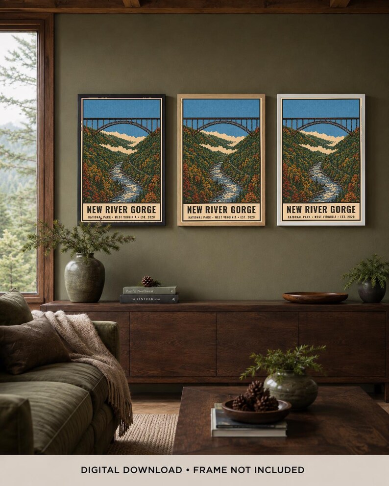 Pode incluir: Tr&ecirc;s impress&otilde;es de arte de parede verticais com uma ilustra&ccedil;&atilde;o estilizada da ponte New River Gorge sobre um vale fluvial com folhagem de outono, c&eacute;u azul e o texto NEW RIVER GORGE NATIONAL PARK WEST VIRGINIA EST. 2020 na parte inferior.