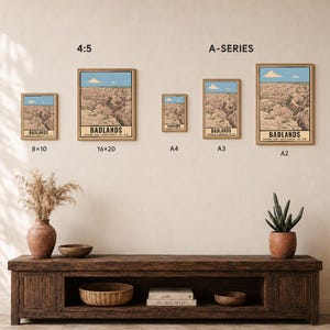 K&ouml;nnte beinhalten: F&uuml;nf gerahmte Wandkunstdrucke des Badlands Nationalparks in verschiedenen Gr&ouml;&szlig;en, beschriftet mit 8x10, 16x20, A4, A3 und A2. Die Drucke zeigen eine Landschaftsillustration des Parks mit dem Text BADLANDS. Das Bild enth&auml;lt den Text DIGITAL DOWNLOAD FRAME NOT INCLUDED.