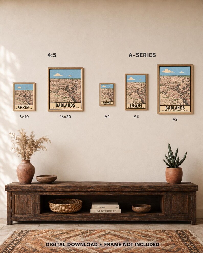 K&ouml;nnte beinhalten: F&uuml;nf gerahmte Wandkunstdrucke des Badlands Nationalparks in verschiedenen Gr&ouml;&szlig;en, beschriftet mit 8x10, 16x20, A4, A3 und A2. Die Drucke zeigen eine Landschaftsillustration des Parks mit dem Text BADLANDS. Das Bild enth&auml;lt den Text DIGITAL DOWNLOAD FRAME NOT INCLUDED.