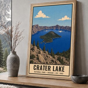 Może przedstawiać: Pionowy, prostokątny wydruk ścienny przedstawiający stylizowaną ilustrację Parku Narodowego Crater Lake w Oregonie. Obraz ukazuje głęboko niebieskie jezioro, wyspę Wizard, skaliste klify i wiecznie zielone drzewa pod błękitnym niebem.