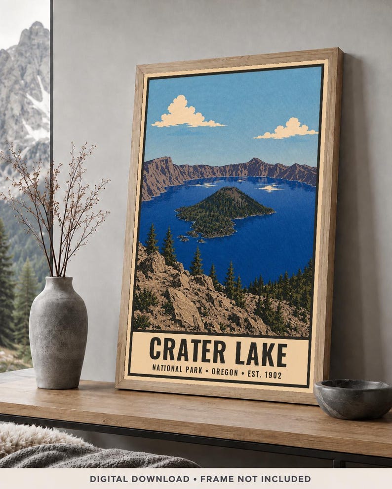 Może przedstawiać: Pionowy, prostokątny wydruk ścienny przedstawiający stylizowaną ilustrację Parku Narodowego Crater Lake w Oregonie. Obraz ukazuje głęboko niebieskie jezioro, wyspę Wizard, skaliste klify i wiecznie zielone drzewa pod błękitnym niebem.