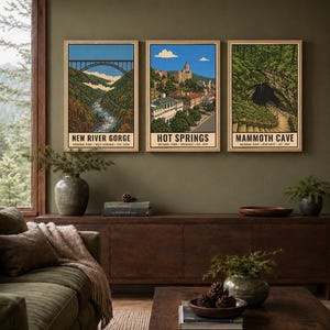 Pode incluir: Tr&ecirc;s impress&otilde;es art&iacute;sticas verticais em molduras de madeira clara com ilustra&ccedil;&otilde;es dos parques nacionais New River Gorge, Hot Springs e Mammoth Cave. Cada impress&atilde;o inclui o nome do parque, local e ano de funda&ccedil;&atilde;o em texto preto.