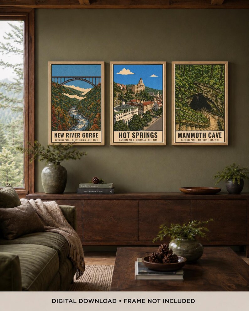 Pode incluir: Tr&ecirc;s impress&otilde;es art&iacute;sticas verticais em molduras de madeira clara com ilustra&ccedil;&otilde;es dos parques nacionais New River Gorge, Hot Springs e Mammoth Cave. Cada impress&atilde;o inclui o nome do parque, local e ano de funda&ccedil;&atilde;o em texto preto.