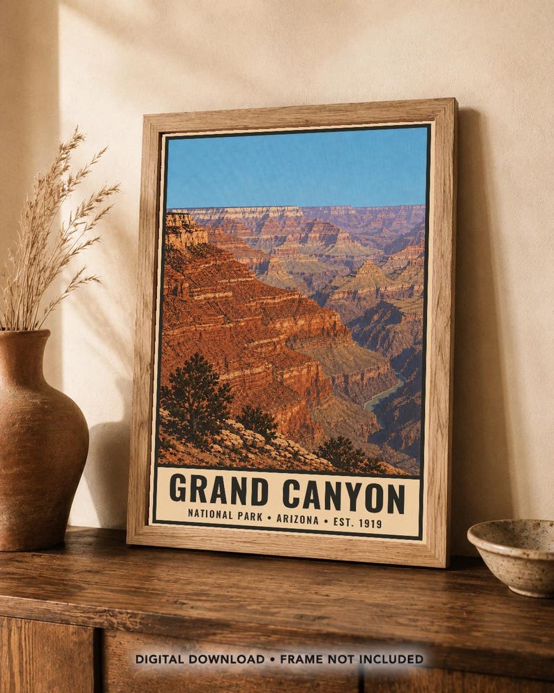 K&ouml;nnte beinhalten: Ein gerahmtes vertikales Poster mit einer Landschaftsansicht des Grand Canyon mit geschichteten roten Felsformationen unter einem klaren blauen Himmel. Der Text unten lautet GRAND CANYON NATIONAL PARK ARIZONA EST. 1919 in fetten schwarzen Gro&szlig;buchstaben.