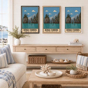 Może przedstawiać: Trzy identyczne pionowe wydruki ścienne przedstawiające ilustrację krajobrazu Parku Narodowego Kenai Fjords na Alasce. Grafika przedstawia skaliste wyspy, wiecznie zielone drzewa i małą ł&oacute;dź na niebieskiej wodzie pod niebem z chmurami.