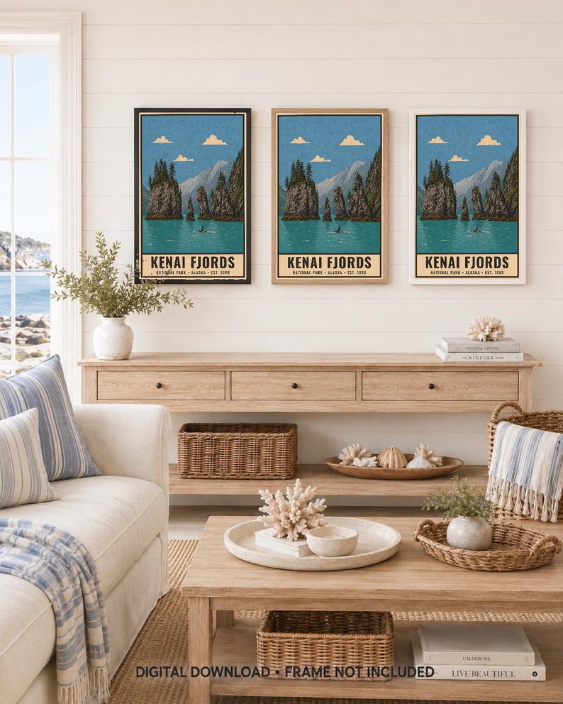 Może przedstawiać: Trzy identyczne pionowe wydruki ścienne przedstawiające ilustrację krajobrazu Parku Narodowego Kenai Fjords na Alasce. Grafika przedstawia skaliste wyspy, wiecznie zielone drzewa i małą ł&oacute;dź na niebieskiej wodzie pod niebem z chmurami.